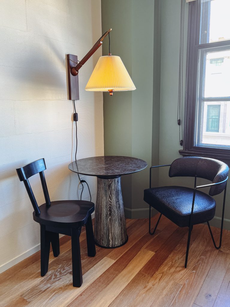 a table and chairs in a corner of a room